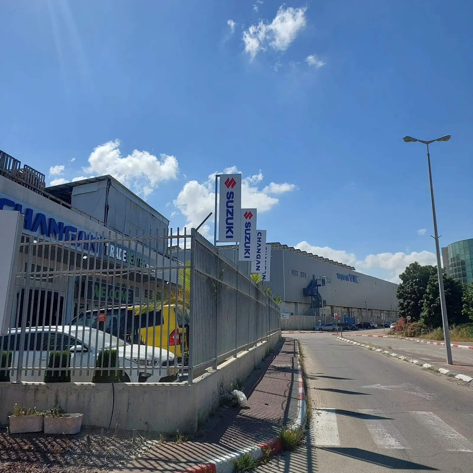 הרחוב והשלטים של מרכז השירות